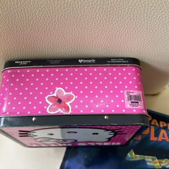 Hello Kitty Lunchbox 😺+ Notebook + Klutz Book of Best Paper Airplanes 🛩️ EUC - Picture 8 of 16